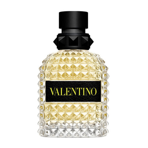 Uomo Born in Roma Yellow Dream Eau de Toilette par Valentino, le nouveau parfum masculin. Un oriental épicé, construit autour de la tension d'une fraicheur exotique et de la sensualité des épices. Uomo Born in Roma Yellow Dream, le nouveau parfum pour homme de Valentino. Romaine par essence, Valentino Beauty est une marque Cool, Couleur, Couture. Les parfums Born in Roma sont imaginés pour des personnalités fortes et audacieuses, vivant leur vie librement tout en revendiquant leur culture. Born in Roma Yellow Dream évoque une image parfumée de Rome : un halo doré romantique, qui tranche avec un fluo électrique plus urbain. Uomo Born In Roma Yellow Dream est un oriental épicé, construit autour de la tension d'une fraicheur exotique et de la sensualité des épices. Uomo Born in Roma Yellow Dream Eau de Toilette est composé en 3 temps : -La note couleur : En tête, des notes acidulées d'ananas sont adoucies par une mandarine juteuse pour un départ fruité et zesté. -La note couture : En cœur, les plus belles qualités de vanille associées au bois de cèdre créent une texture puissante et sensuelle. -La note cool : En fond, des notes de pain d'épices avec des facettes orientales apportent une addiction unique. Le flacon reprend l'iconique clou Valentino : inspirée de l'architecture romaine, cette forme pyramidale donne au flacon son côté moderne. Le verre multi-facette est dynamisé par une signature jaune fluo. Born in Roma est né d'un dialogue avec la ville natale de la Maison Valentino : Rome. Les rues romaines sont remplies de souvenirs hérités du passé. C'est une ville symbole de la liberté de pensée, une ville où culture et esthétique ne font qu'un. Une ville où sagesse et audace cohabitent. Born in Roma met à l'honneur l'esprit haute couture et la culture urbaine qui font tous deux vivre la Maison Valentino. C'est d'abord une façon d'être, un mode de vie : je défends mon héritage et crée mes propres règles.